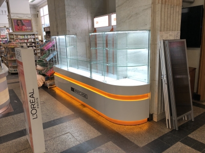 Магазин-полуостров для продажи аксессуаров для мобильных телефонов